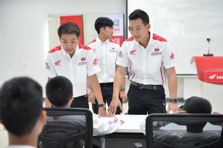 นักบิดสายเลือดใหม่ " 7 จอมยุทธ์น้อย " โชว์ทักษะเหนือชั้น คว้าสิทธิ์เข้าโครงการ “เอ.พี.ฮอนด้า อะคาเดมี่ ไทยแลนด์ ปี 2” ปั้นเด็กไทยล่าฝัน สู่การเป็นนักบิดระดับโลก “โมโตจีพี”