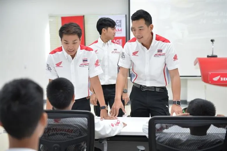 นักบิดสายเลือดใหม่ " 7 จอมยุทธ์น้อย " โชว์ทักษะเหนือชั้น คว้าสิทธิ์เข้าโครงการ “เอ.พี.ฮอนด้า อะคาเดมี่ ไทยแลนด์ ปี 2” ปั้นเด็กไทยล่าฝัน สู่การเป็นนักบิดระดับโลก “โมโตจีพี”
