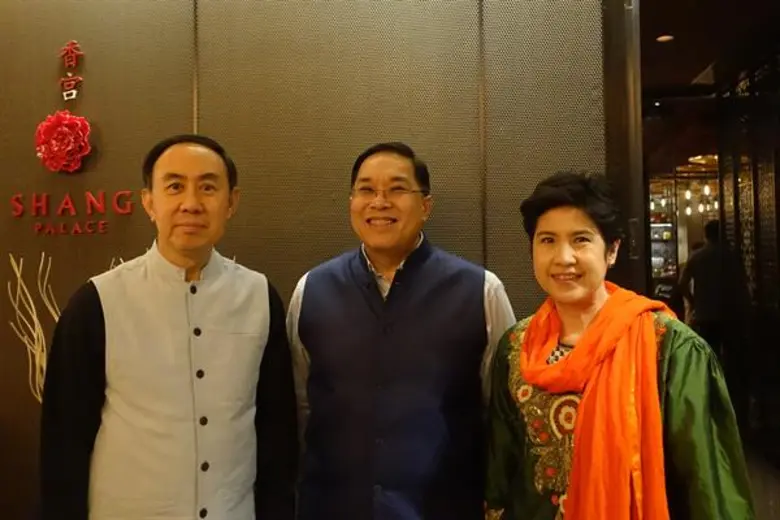 นายพิศิษฐ์ เสรีวิวัฒนา (ซ้าย) กรรมการผู้จ...