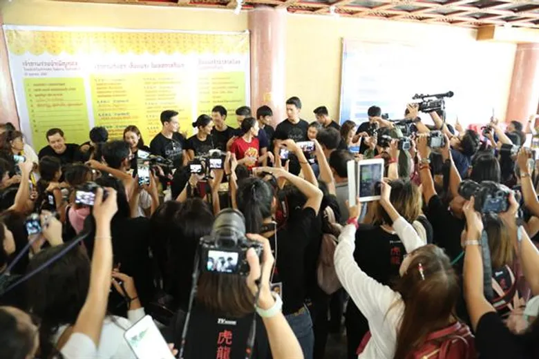 “เจมส์ มาร์” “เดียร์น่า” นำทีมนักแสดง ไหว้เทพเจ้า เอาฤกษ์เอาชัย พร้อมทำบุญเปิดโรงทาน ในกิจกรรม “ชาติเสือพันธุ์มังกร ขอพรอิ่มบุญอิ่มใจ”