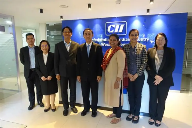 นายพิศิษฐ์ เสรีวิวัฒนา (กลาง) กรรมการผู้จ...