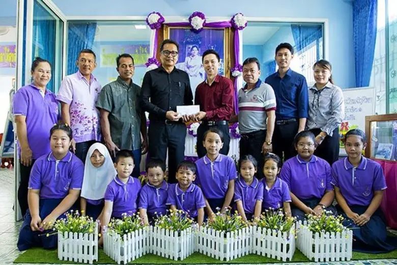 นายสมเจตน์ ปัญจวัฒนางกูร (ที่ 4 จากขวา) ก...