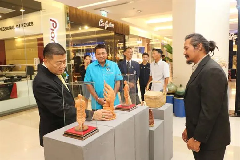เลขาธิการ ส.ป.ก. ร่วมเป็นเกียรติในพิธีเปิดนิทรรศการ “สกุลช่าง ศูนย์ศิลปาชีพ บางไทรฯ” ที่ ศูนย์การค้าสยามพารากอน เขตปทุมวัน กรุงเทพมหานคร