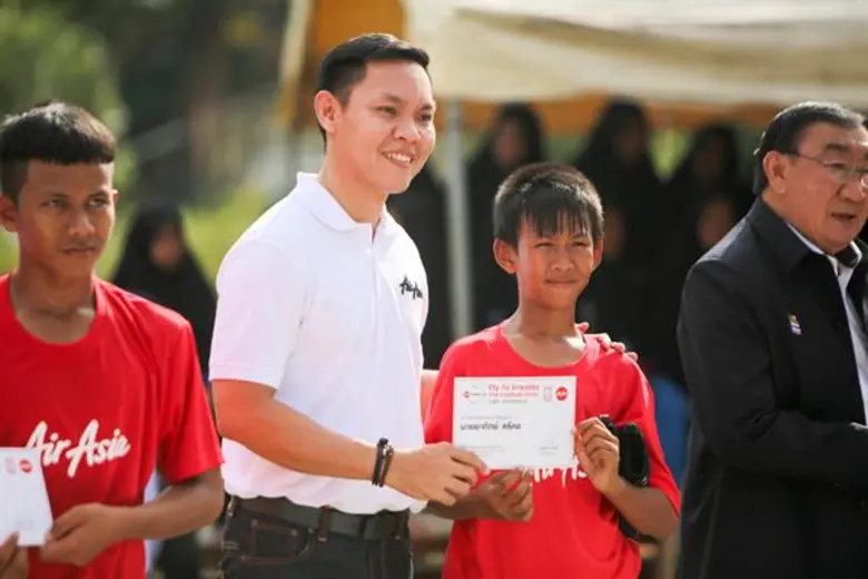 แอร์เอเชียพานักกีฬาฟุตบอลทีมชาติ สานฝันเยาวชนกระบี่ เปิดคลินิกฝึกทักษะฟุตบอล “บินสู่ฝัน” พร้อมเรียนรู้วิถีชุมชนโครงการ Journey D ที่ชุมชนเกาะกลาง