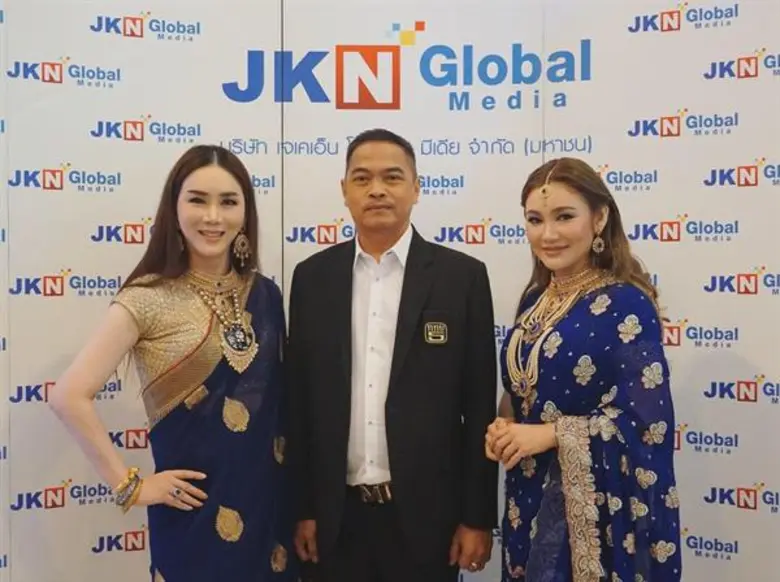 คุณจักรพงษ์ จักราจุฑาธิบดิ์ (ซ้ายสุด) ประธานเจ้าหน้...