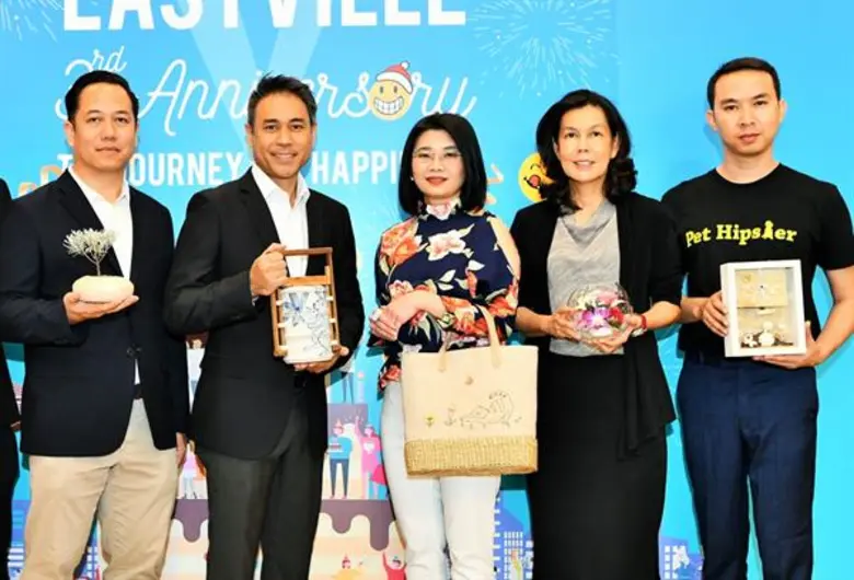 นางสาววราภรณ์ ลีกุลนิมิต (คนกลาง) ผู้ช่วย...