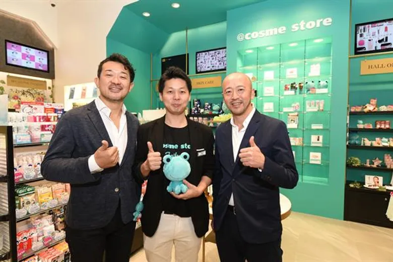 @cosme store ร้านเครื่องสำอางยอดนิยมในประเทศญี่ปุ่น บุกตลาดประเทศไทย เปิดตัว @cosme store ที่ไอคอนสยาม เป็นสาขาแรก วางแผนเปิดสาขาเพิ่มอีกอย่างน้อย 5 สาขาในอีก 3 ปีข้างหน้า