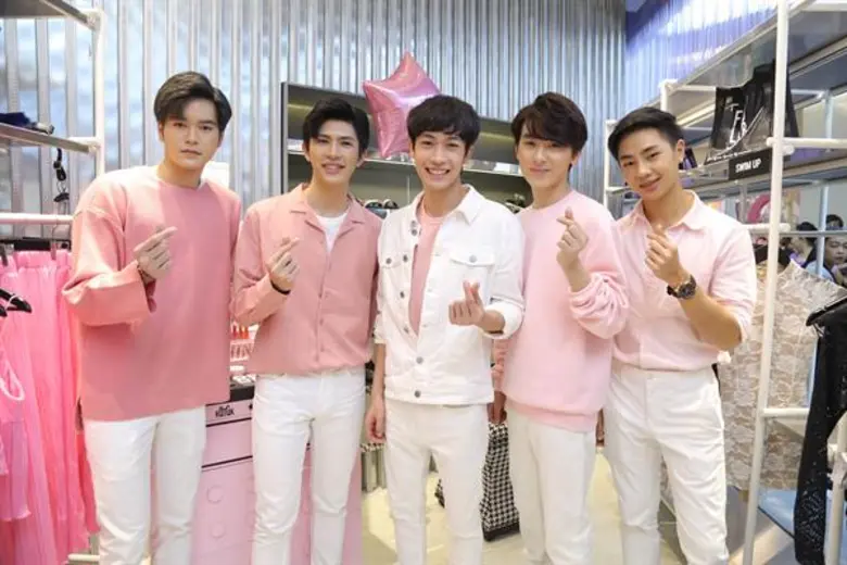 สาวๆ สายชิค กรี๊ดสนั่น เพราะ คุณศิรดา หัน...