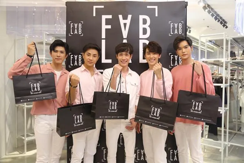 ชมแฟชั่น-ดาราสาวสายแฟฯ แต่งพิงค์ หวานเท่ห์ร่วมเปิดตัว FABLAB Store สาขา 6 แฟชั่นไอส์แลนด์