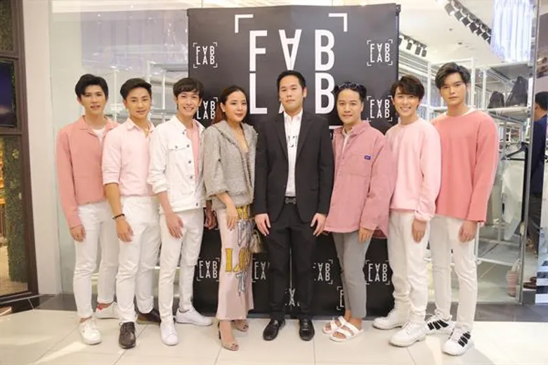 ชมแฟชั่น-ดาราสาวสายแฟฯ แต่งพิงค์ หวานเท่ห์ร่วมเปิดตัว FABLAB Store สาขา 6 แฟชั่นไอส์แลนด์