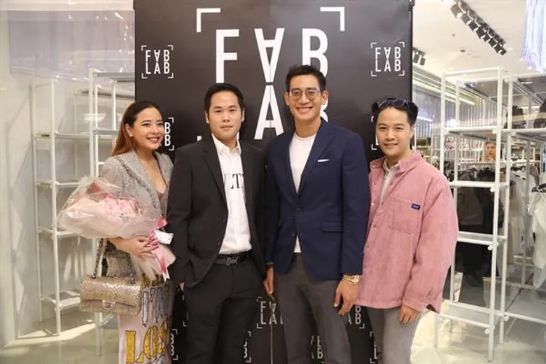 ชมแฟชั่น-ดาราสาวสายแฟฯ แต่งพิงค์ หวานเท่ห์ร่วมเปิดตัว FABLAB Store สาขา 6 แฟชั่นไอส์แลนด์