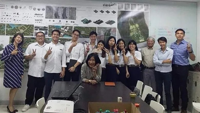 หมอล็อต น.สพ. ภัทรพล มณีอ่อน - ดร. วราวุธ สุธีธร ผู้เชี่ยวชาญด้านอนุรักษ์ ร่วมตรวจแบบงานออกแบบภูมิสถาปัตยกรรม นิสิต สถาปัตย์ จุฬาฯ ส่งเสริมงานสร้างสรรค์สังคม