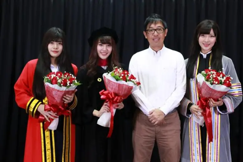 วิม มโนพิโมกษ์ ประธานกรรมการบริษัท โยชิโมโต้ฯ มอบดอกไม้แสดงความยินดี ในโอกาสสำเร็จการศึกษาของ 3 เมมเบอร์ วง SWEAT 16! (สเวทซิกซ์ทีน)