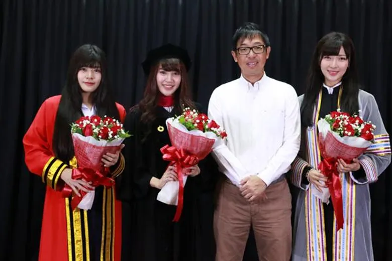 วิม มโนพิโมกษ์ ประธานกรรมการบริษัท โยชิโมโต้ฯ มอบดอกไม้แสดงความยินดี ในโอกาสสำเร็จการศึกษาของ 3 เมมเบอร์ วง SWEAT 16! (สเวทซิกซ์ทีน)