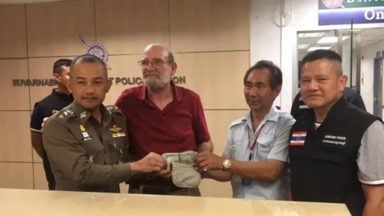 คนขับรถแท็กซี่ท่าอากาศยานสุวรรณภูมิแสดงความซื่อสัตย์ ส่งคืนเงินสดกว่า 3 แสนบาทที่ผู้โดยสารหลงลืมไว้บนรถ สร้างความประทับใจให้กับผู้โดยสารเป็นอย่างมาก