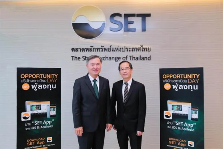 นายชัยวัฒน์ ศรีวรรณวัฒน์ (ซ้าย) กรรมการผู...
