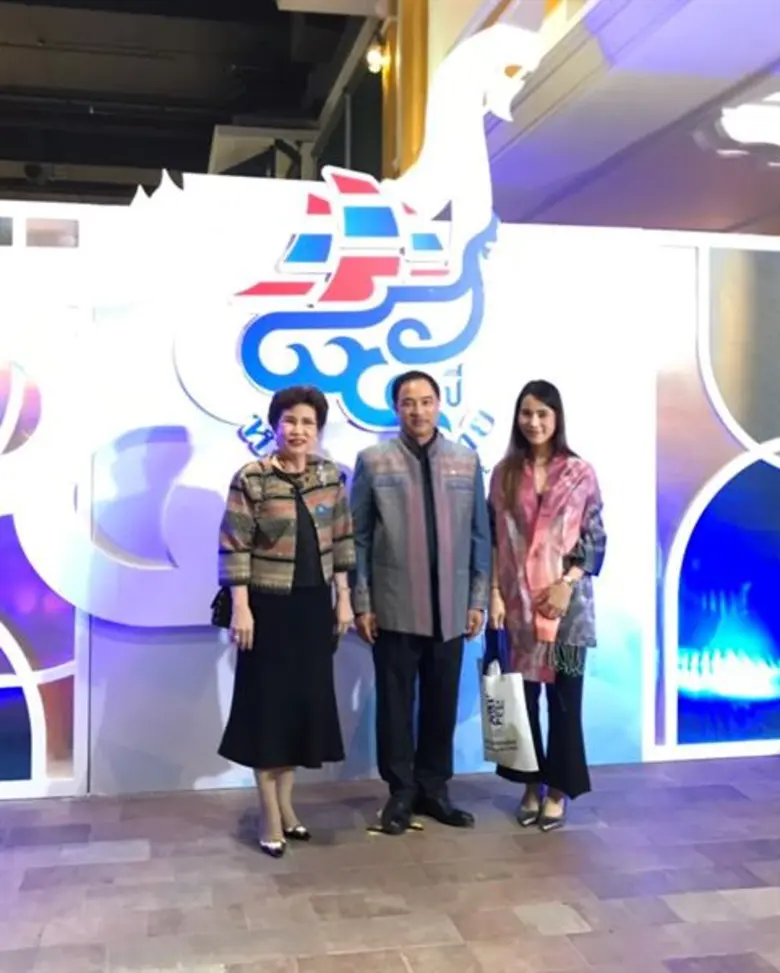 คุณกลินท์ สารสิน (กลาง) ประธานกรรมการหอกา...