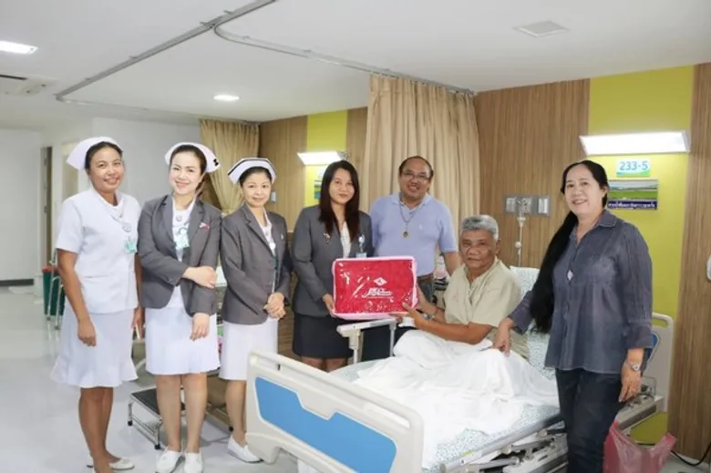 สนง.ประกันสังคม มอบผ้าห่มผู้ประกันตน ณ รพ.ลานนา เนื่องในวันพ่อแห่งชาติ 5 ธค 2561
