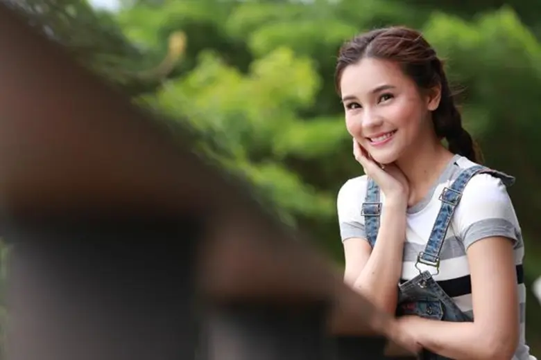 เป็นนักแสดงสาวน่ารัก สดใสที่มีแฟนคลับมากม...