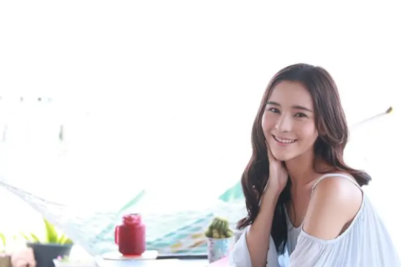 ออม สุชาร์ ก้าวข้ามขีดจำกัดความกลัวลุยบทบาทจ๊อกกี้สาวขี่ม้า ในละคร “รักพลิกล็อก”