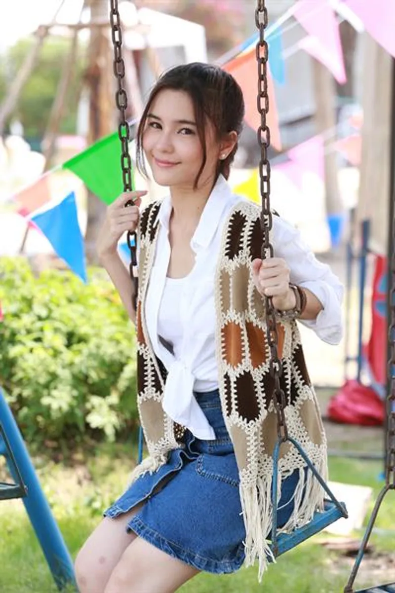 ออม สุชาร์ ก้าวข้ามขีดจำกัดความกลัวลุยบทบาทจ๊อกกี้สาวขี่ม้า ในละคร “รักพลิกล็อก”