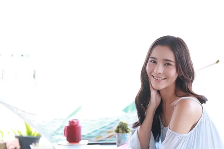 ออม สุชาร์ ก้าวข้ามขีดจำกัดความกลัวลุยบทบาทจ๊อกกี้สาวขี่ม้า ในละคร “รักพลิกล็อก”