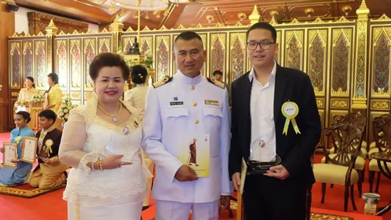 แม๊กกี้-อาภา ควง ฝ้าย นิชานันท์ นำทีมคนบันเทิงเข้ารับรางวัล “คนดีศรีแผ่นดิน”