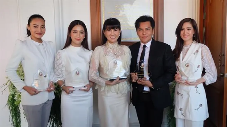 แม๊กกี้-อาภา ควง ฝ้าย นิชานันท์ นำทีมคนบันเทิงเข้ารับรางวัล “คนดีศรีแผ่นดิน”