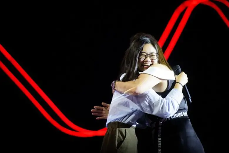 ชาวโซเชียลฮือฮา! “น้องหงส์” สาวน้อยเสียงมหัศจรรย์วัย 17 ปี หน้าคล้าย “โค้ชคิ้ม” ตอนเด็ก เสียงเหมือน “วี วิโอเลต” ผสม “อิมเมจ”