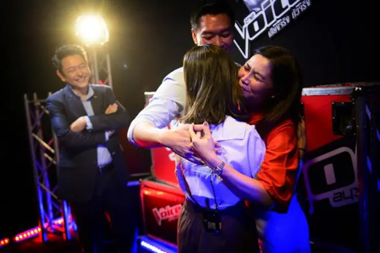 ชาวโซเชียลฮือฮา! “น้องหงส์” สาวน้อยเสียงมหัศจรรย์วัย 17 ปี หน้าคล้าย “โค้ชคิ้ม” ตอนเด็ก เสียงเหมือน “วี วิโอเลต” ผสม “อิมเมจ”