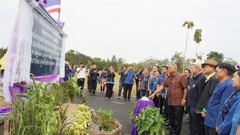 ปลัดเกษตรฯ เปิดใช้ถนนลาดยางแอสฟัลท์ติกคอนกรีต ภายในศูนย์วิจัยข้าวหนองคาย ตามมาตรการเร่งรัดการใช้ยางพารา พร้อมตั้งเป้าขยายผลกว่า 50 แห่งทั่วประเทศ