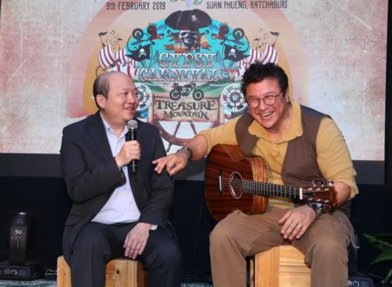 2 หนุ่มสุดเท่ห์ ฮิวโก้-กรีซซี่ คาเฟ่ ร่วมงานแถลงข่าว ชวนชาวยิปซี สัมผัสความเสรี มิวสิค แอนด์ไลฟ์สไตล์ เฟสติวัล ในงาน 'Gypsy Carnival’ ครั้งที่ 4