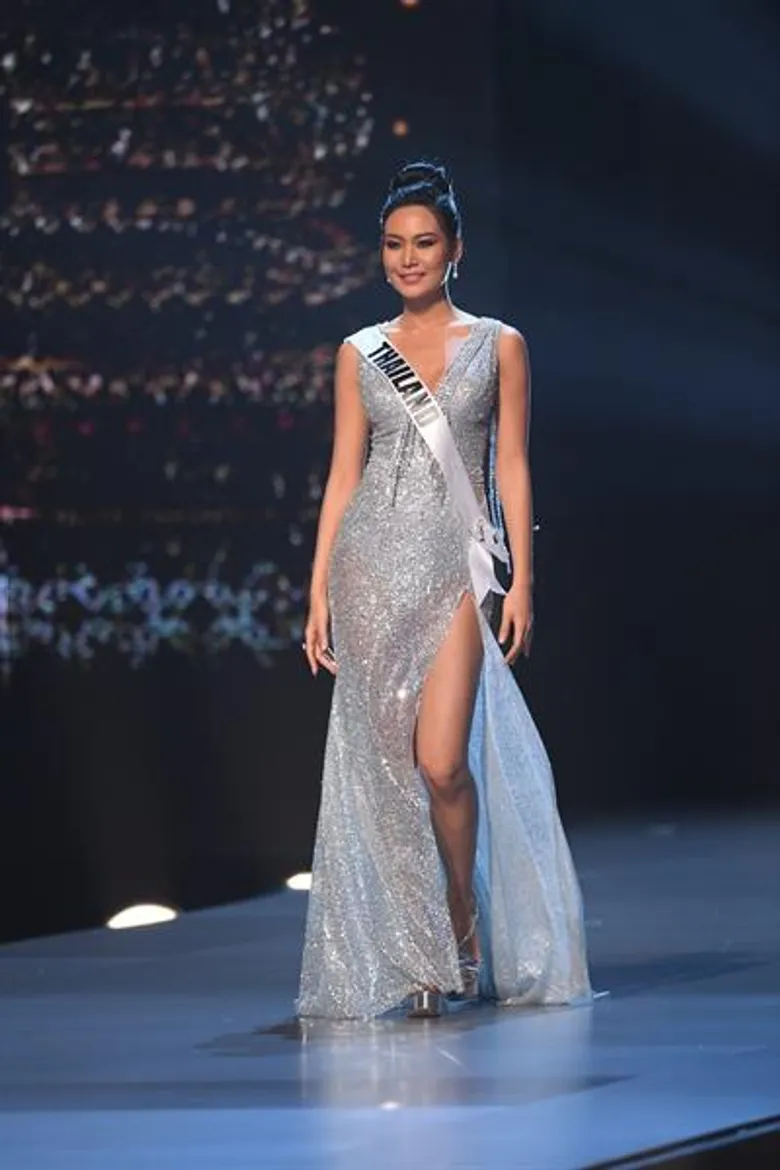 สาวงามผู้เข้าประกวดมิสยูนิเวิร์สทั้ง 94 คนประชันโฉมในรอบ Preliminary เรียกคะแนนจากกรรมการบนเวทีสุดอลังการชนิดไม่มีใครยอมใคร