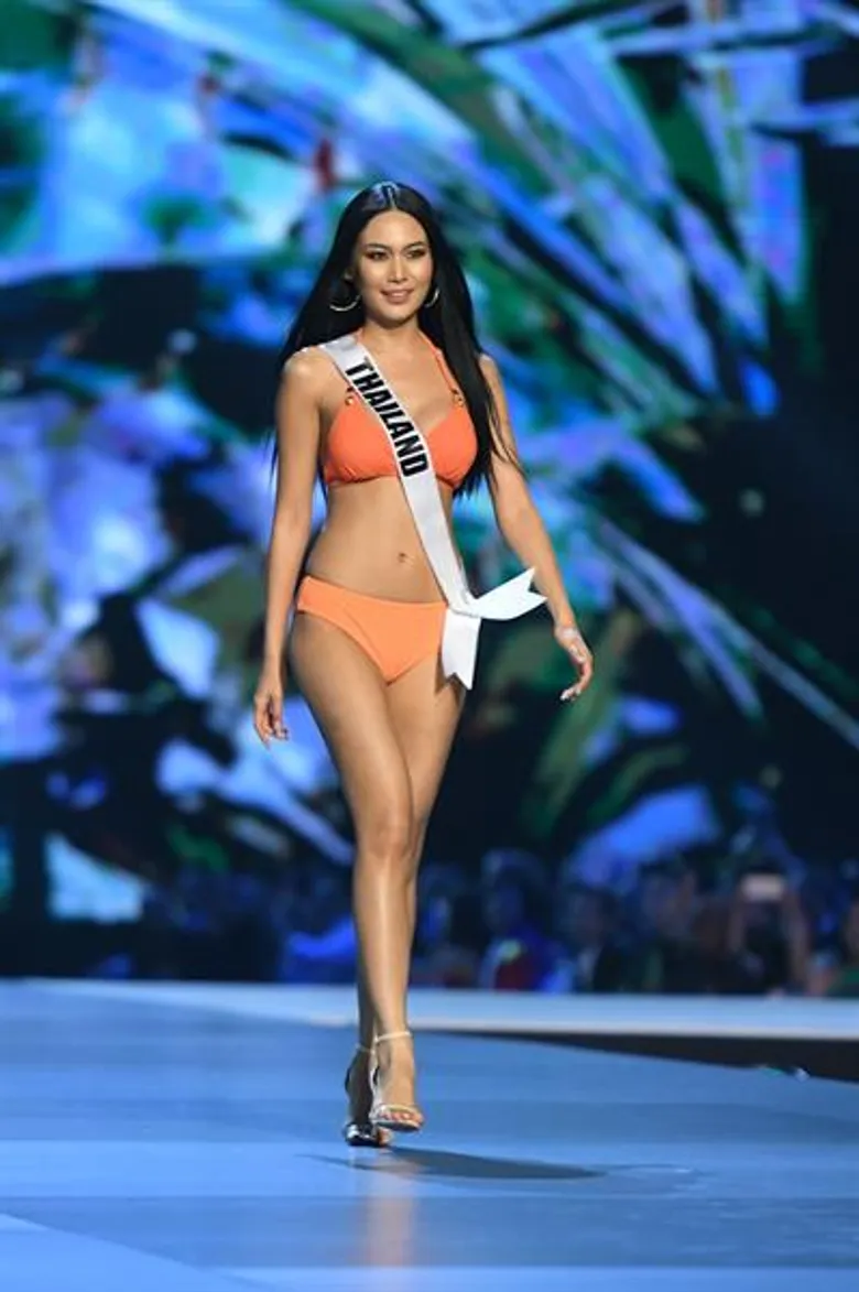 สาวงามผู้เข้าประกวดมิสยูนิเวิร์สทั้ง 94 คนประชันโฉมในรอบ Preliminary เรียกคะแนนจากกรรมการบนเวทีสุดอลังการชนิดไม่มีใครยอมใคร