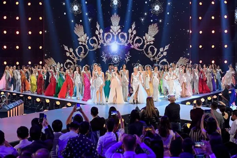 สาวงามผู้เข้าประกวดมิสยูนิเวิร์สทั้ง 94 คนประชันโฉมในรอบ Preliminary เรียกคะแนนจากกรรมการบนเวทีสุดอลังการชนิดไม่มีใครยอมใคร
