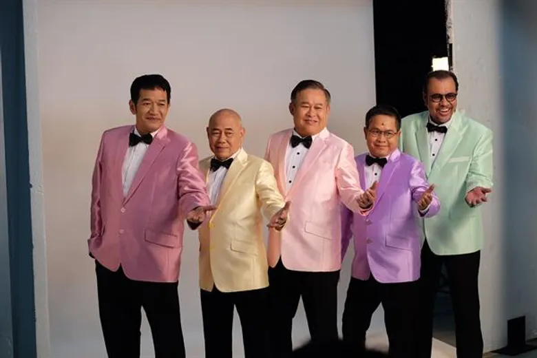เป็ด - โน้ต - เด๋อ พร้อมพี่น้องตลก “เชิญยิ้ม” แบบฟูลทีม ร่วมถ่ายภาพโปสเตอร์วาไรตี้คอนเสิร์ต เตรียมความพร้อมโปรเจคใหญ่ ในวาระ “ครบรอบ 39 ปี เชิญยิ้ม”