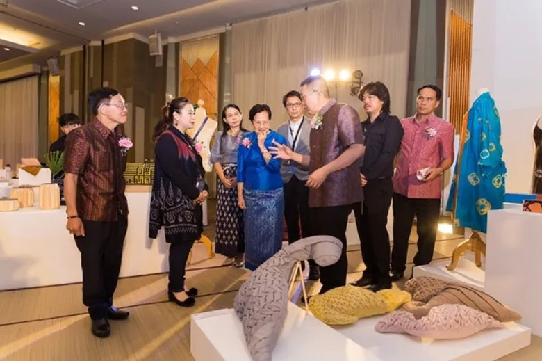 ม.ศิลปากร ลงพื้นที่เพิ่มมูลค่าผ้าไทย วิถีนุ่งห่ม "ผ้าเมืองแคน แดนแก่นคูน"
