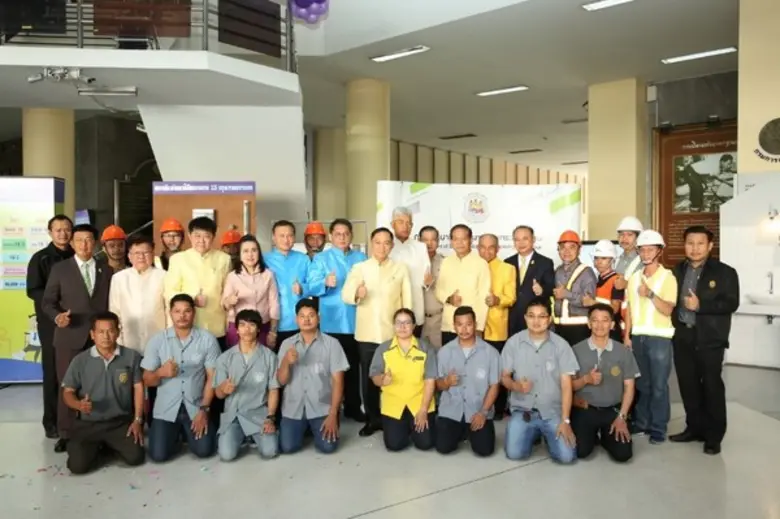 รมว.แรงงาน รวม 5 เสือ มอบ 5 สุข เป็นของขว...