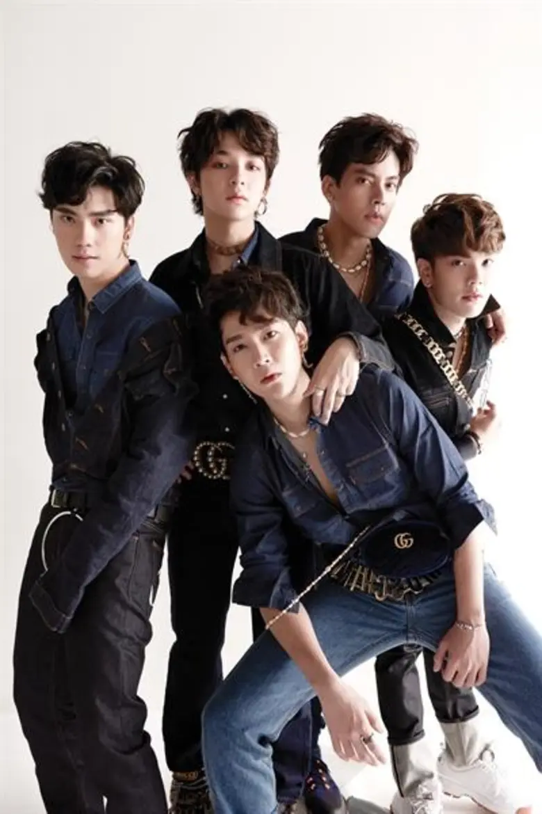 5 หนุ่มฮ็อต SBFIVE ทิ้งลุคคิวท์ เผยลุคแซ่บ!! บาส คิมม่อน เต้ คอปเตอร์ ตี๋ อวดหุ่นเท่ ในลุคยีนส์แฟชั่นจาก บีเจ ยีนส์
