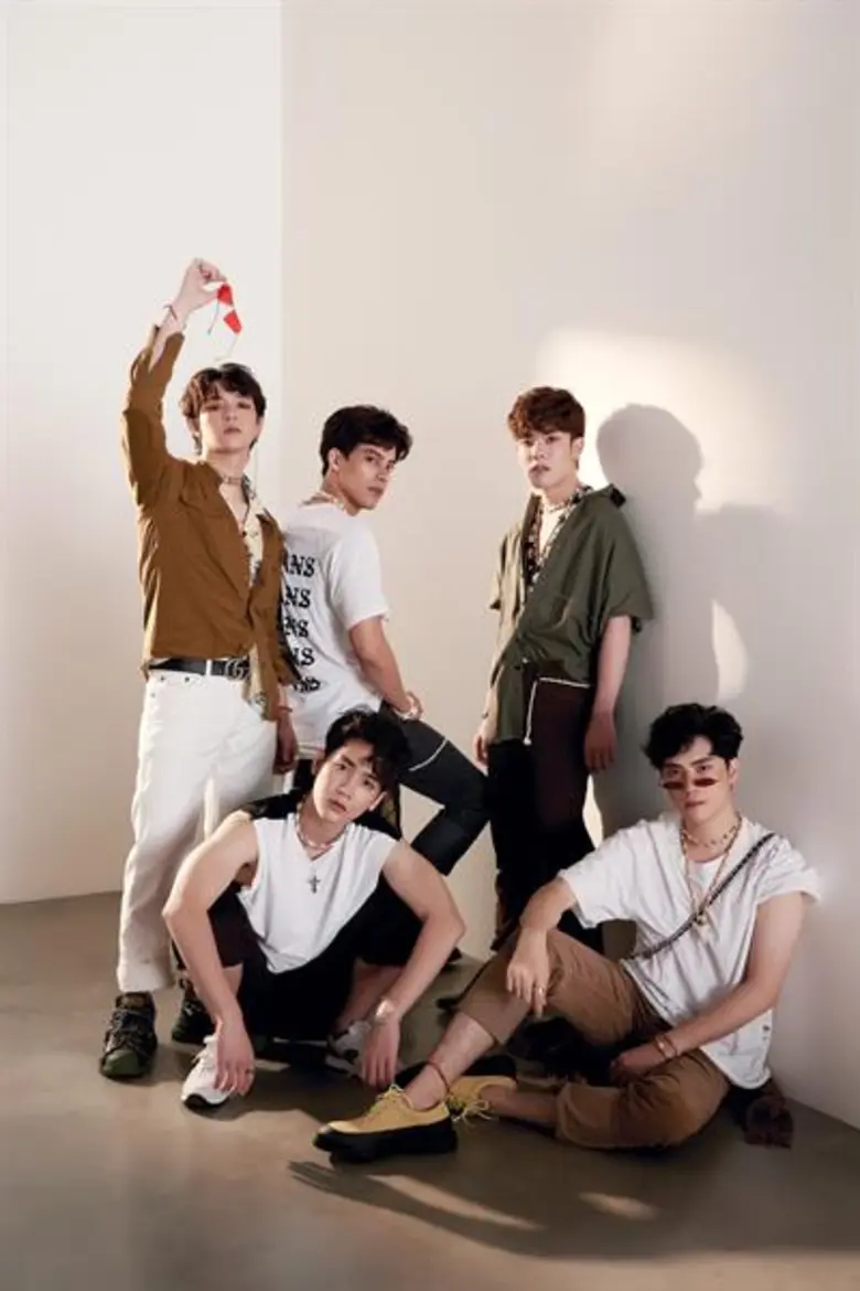 5 หนุ่มฮ็อต SBFIVE ทิ้งลุคคิวท์ เผยลุคแซ่บ!! บาส คิมม่อน เต้ คอปเตอร์ ตี๋ อวดหุ่นเท่ ในลุคยีนส์แฟชั่นจาก บีเจ ยีนส์
