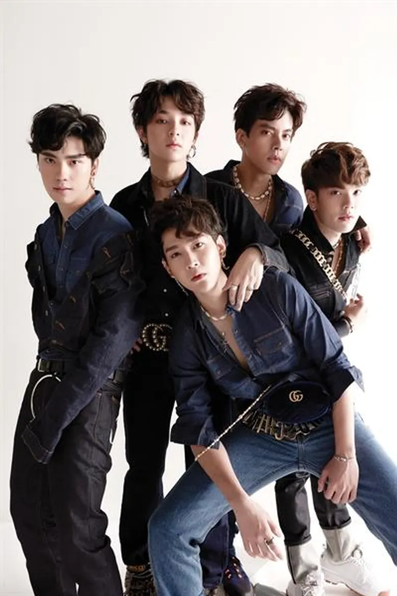 5 หนุ่มฮ็อต SBFIVE ทิ้งลุคคิวท์ เผยลุคแซ่บ!! บาส คิมม่อน เต้ คอปเตอร์ ตี๋ อวดหุ่นเท่ ในลุคยีนส์แฟชั่นจาก บีเจ ยีนส์