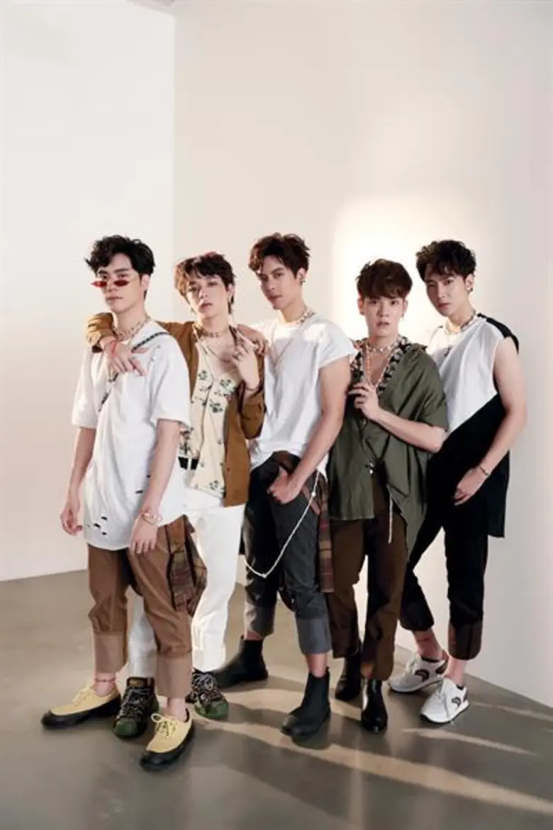 5 หนุ่มฮ็อต SBFIVE ทิ้งลุคคิวท์ เผยลุคแซ่บ!! บาส คิมม่อน เต้ คอปเตอร์ ตี๋ อวดหุ่นเท่ ในลุคยีนส์แฟชั่นจาก บีเจ ยีนส์