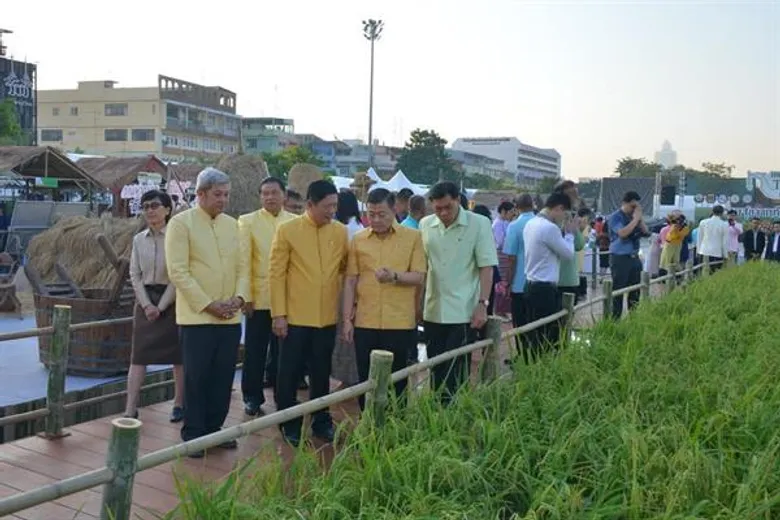 เลขาธิการ ส.ป.ก.ร่วมพิธีทำบุญตักบาตรข้าวใหม่ ๔ ภาค ในงานเทศกาลข้าวไทย ๒๕๖๑ ณ ลานคนเมือง ศาลาว่าการกรุงเทพมหานคร