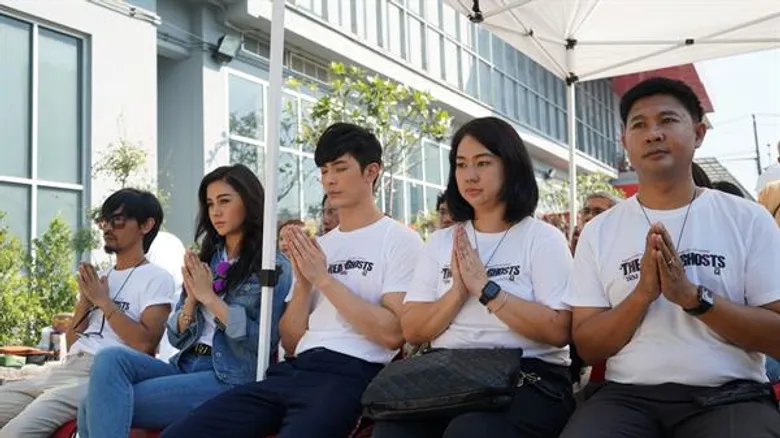 “สน-ซูริ” ประเดิมจอเงิน นำทีม บวงสรวงเปิดตัวภาพยนตร์ “ช่อง-ส่อง-ผี / The Real Ghosts” เตรียมหลอนซ่อนปมเร็วๆนี้