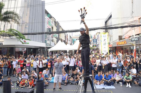 เทศกาลแห่งความสุขเริ่มขึ้นแล้ว “Siam Street World Competition 2018” 21 - 23 ธันวาคม ณ สยามสแควร์ ชมฟรีตลอดงาน!!