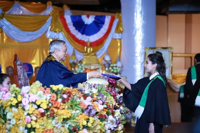 ม.ศรีปทุม จัดพิธีประสาทปริญญา ประจำปี 2560