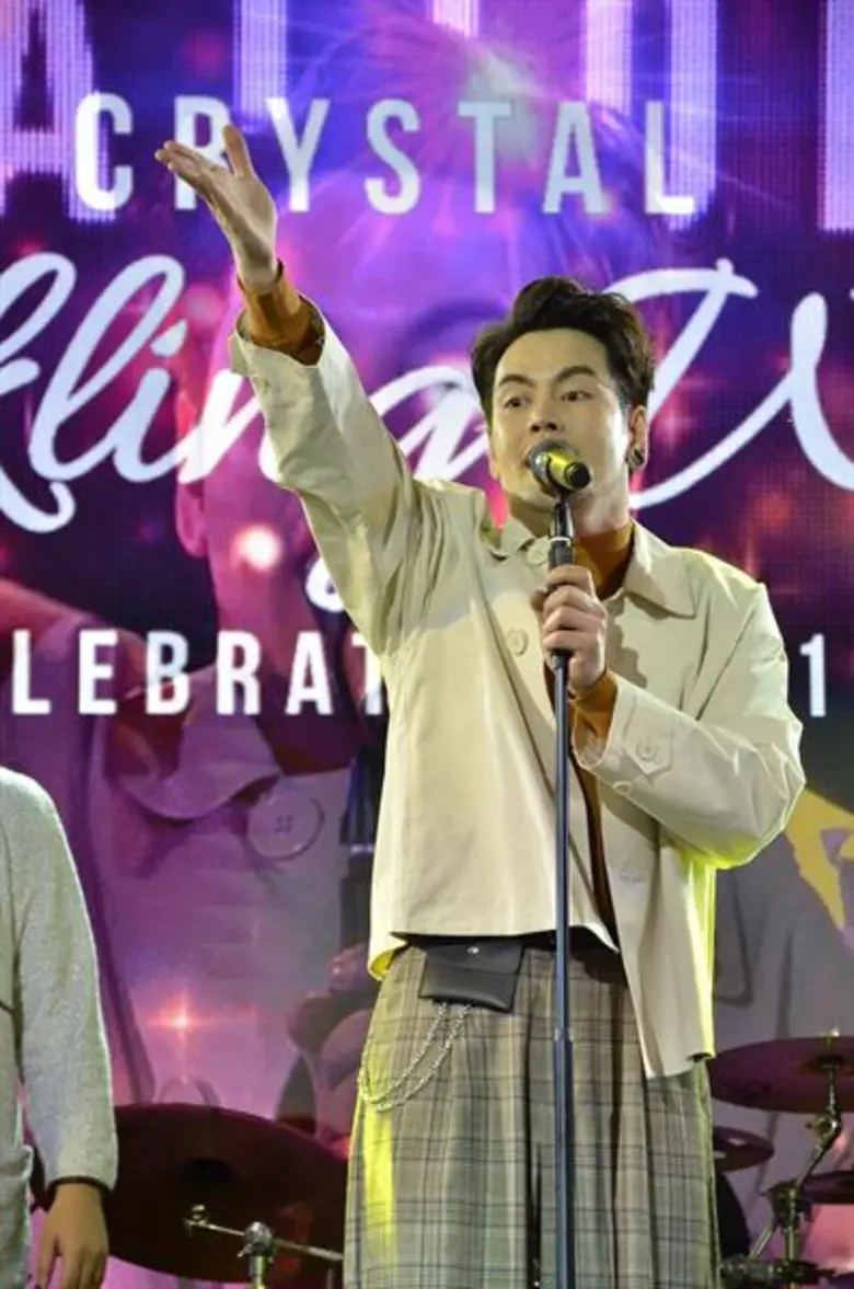 แฟนคลับฟินหนัก!! “อ๊อฟ–ปองศักดิ์” โชว์พลังเสียง & ลีลาสุดมันส์!! ฉลองเปิดไฟต้นคริสต์มาส “เดอะ คริสตัล เอสบี ราชพฤกษ์”