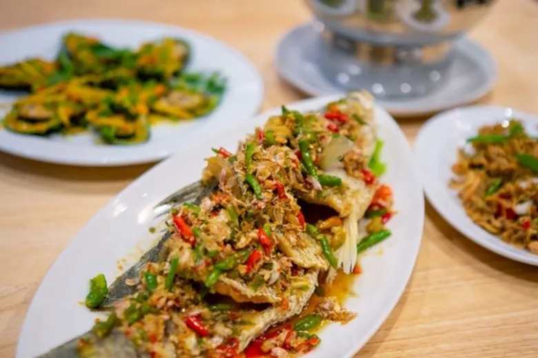 เชฟปอง ชวนคุณมาอิ่มสุดคุ้มกับโปรโมชั่น อร่อยเลือกได้ในเมนูเซต 888.- ที่ร้านแหลมเจริญซีฟู้ด สาขาเซ็นทรัล แอร์พอร์ต"