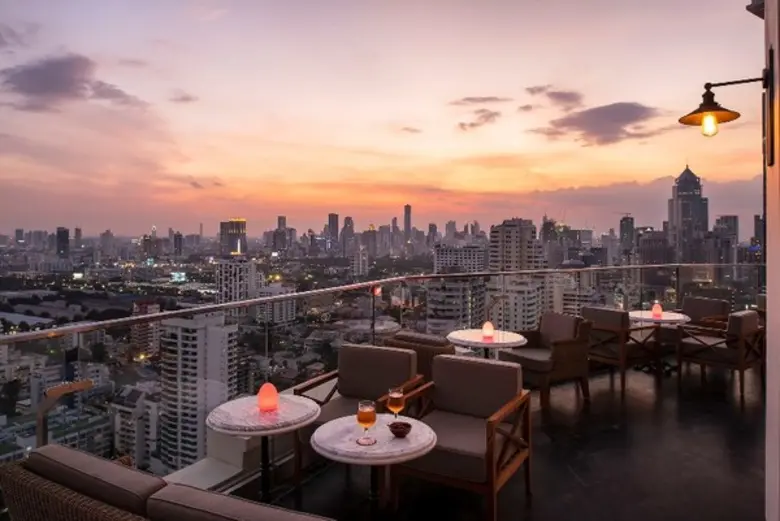 Belga Rooftop Bar & Brasserie คือบาร์ และ ห้องอาหาร...