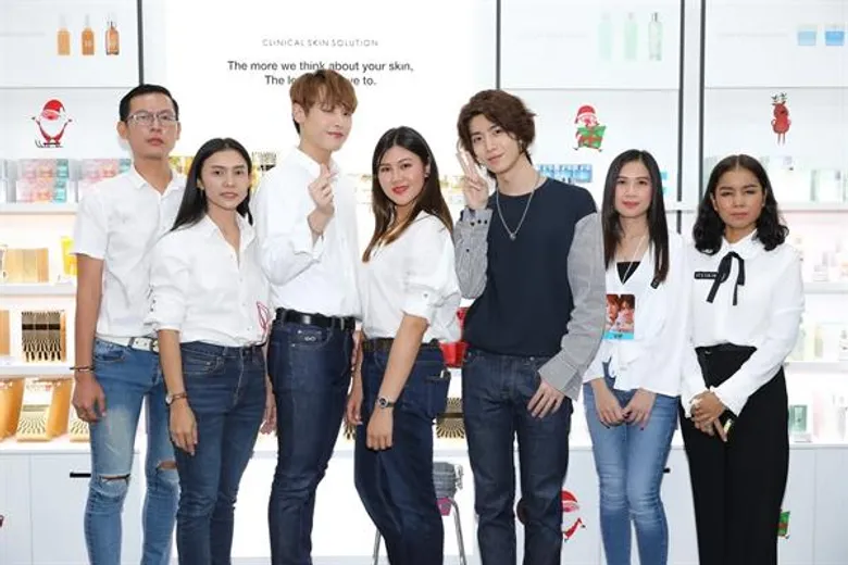 แฟนคลับกรี๊ดหนัก!!! กระทบไหล่สองหนุ่ม!!! อินซอง&ฮวียัง ใกล้ชิดพร้อมรับลายเซ็นที่ It’S SKIN สาขา Centerpoiint at Siam Square